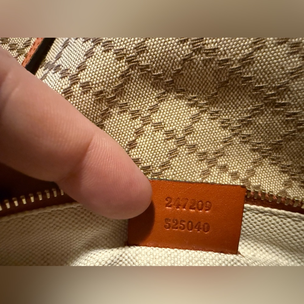 Gorgeous Gucci, Very Clean, Diamanté Large Shoulder Bag, with Built in Pouch. - Picture 4 of 15
